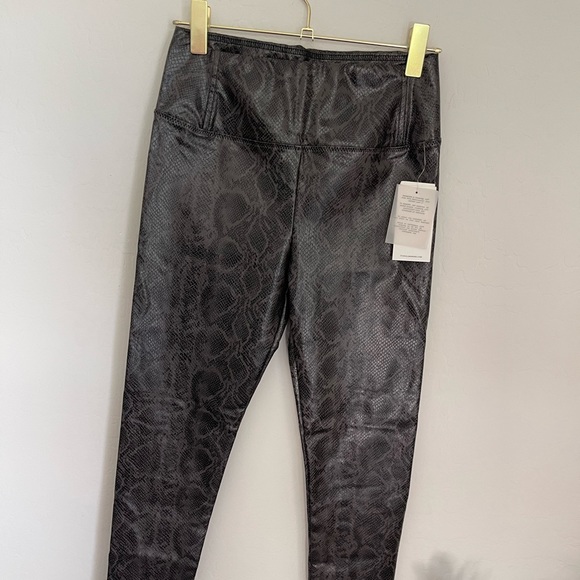 7 FOR ALL MANKIND High Waist Snakeskin Print Leggings Sz Small NWT - Picture 2 of 6